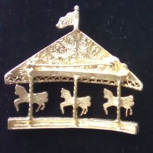 Vintage Jewelry - Vtg 3 Horse Gold Plated Carousel Brooch Pin. Vintage Jewelry - Vtg 3 Horse Gold Plated Carousel Brooch Pin.